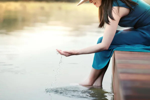 Vida desconectada o vida humana con concepto de naturaleza. Feliz Joven — Foto de Stock