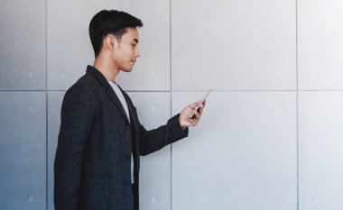 Genç motivasyon işadamı okuma mesaj yolu ile akıllı telefon WHI