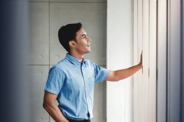 Office penceresinde beklemedeyiz mutlu işadamı portresi. 
