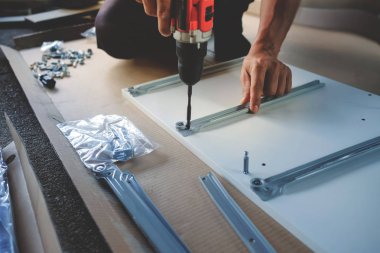 Evde mobilya montaj. Yeni ev ve DIY konsantrasyon için taşıma