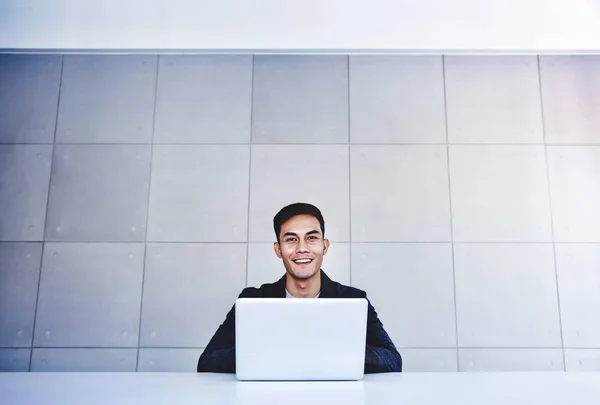 Feliz joven asiático hombre de negocios trabajando en computadora portátil en su — Foto de Stock