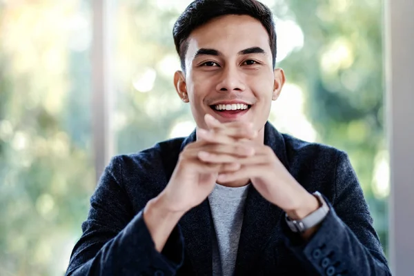 Retrato de Jovem Empresário sentado no cargo. Olhando para Veio — Fotografia de Stock