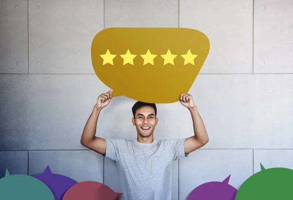 Customer Experience Konzept. junger Mann mit glücklichem Gesicht zeigt f — Stockfoto