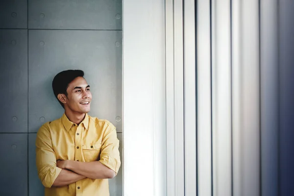 Retrato de Empresário Feliz em pé junto à janela do escritório . — Fotografia de Stock