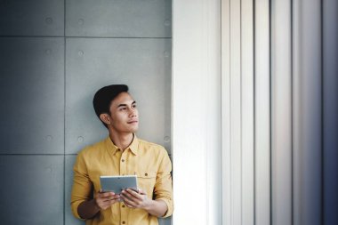 Office penceresinde beklemedeyiz mutlu işadamı portresi. 