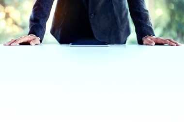 Ofis masasındaki dijital Tablet üzerinde çalışan iş adamı. Sel