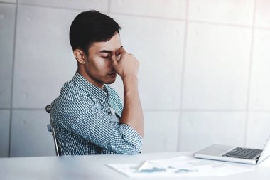 Yorgun ve Stres Genç İşadamı Ofis zekâ Masada Oturan