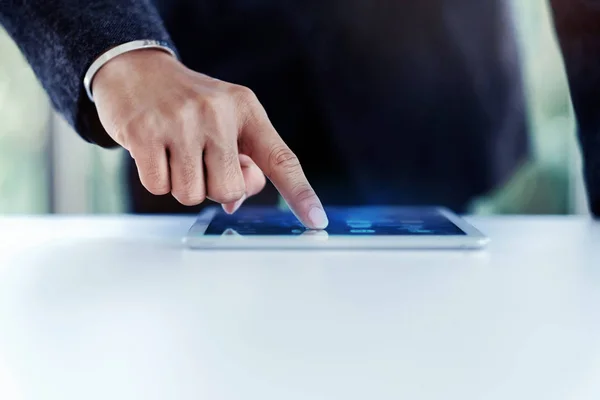 Podnikatel pracuje na digitálním tabletu v kanceláři na stole. SEL — Stock fotografie