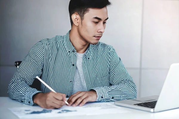 Joven Empresario Trabajando en Computadora Portátil en la Oficina. Sentada — Foto de Stock