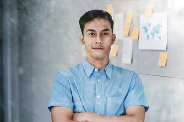 Retrato de Jovem Empresário Asiático feliz em pé junto à janela — Fotografia de Stock