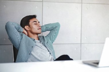 Genç işadamı rahatlatıcı işyerinde