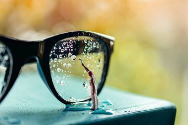 Vizyon Kavramı. Temizleyici Heykelcik Temizlemek için Gözlük Droplets Silmek
