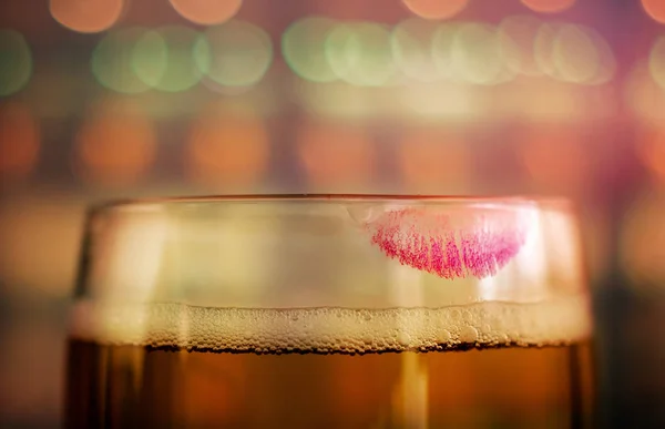 Frau Trinkt Bier Konzept Nahaufnahme Eines Bierglases Mit Rotem Lippenstift — Stockfoto