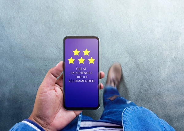 Conceito Experiências Cliente Five Stars Rating Positive Review Show Smartphone — Fotografia de Stock