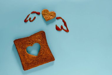 Aşk ve Özgürlük Kavramı. Dilimlenmiş Tost Ekmeğinin Kalp Şeklinde Düz Bir Şekilde Döşenmesi ve Domates Sosunun Çizdiği Kanatlar. En İyi Görüntü