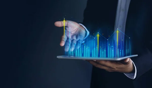 Technologie Hoher Gewinn Börse Geschäftswachstum Strategieplanungskonzept Geschäftsmann Anzug Präsentiert Diagramme — Stockfoto