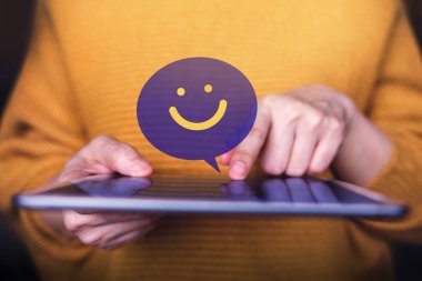 Müşteri Deneyimleri Kavramı. Mutlu Müşteri Olumlu İnceleme Göndermek için Dijital Tablet kullanarak. Memnuniyet Online Anket 