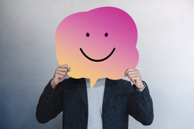 Müşteri Deneyimi veya İnsan Duygusal Kavramı. Konuşma Bubble Kart çizilmiş çizgi karikatür yüz onun Happy Feeling Sunan Man