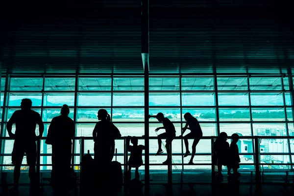 Travel Kids Concept Silhouette Big Family Passengers Waiting Boarding Departure — Stock Photo, Image