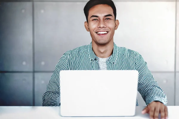 Joven Empresario Asiático Inteligente Que Trabaja Computadora Portátil Oficina Sonriendo — Foto de Stock