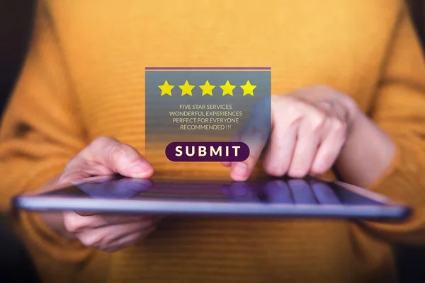 Customer Experience Konzept Zufriedene Kunden Die Ein Digitales Tablet Verwenden — Stockfoto