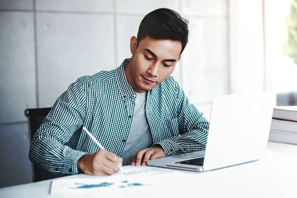 Feliz Joven Empresario Que Trabaja Computadora Portátil Oficina — Foto de Stock