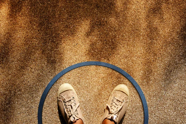 Koncepcja Strefy Komfortu Mężczyźni Buty Sneaker Stojący Wewnątrz Linii Circle — Zdjęcie stockowe