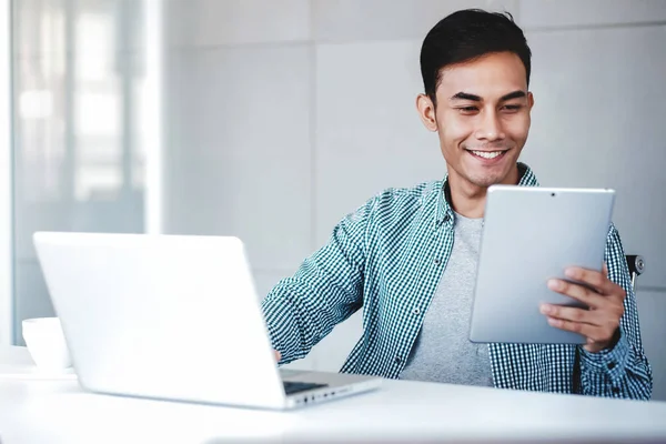 Lycklig ung affärsman som arbetar på dator laptop och digital T — Stockfoto