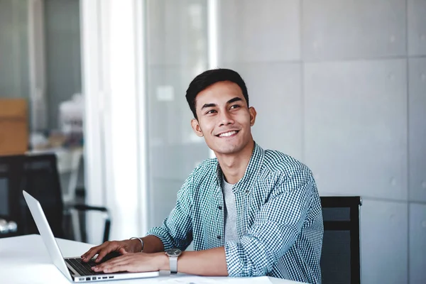 Feliz joven empresario trabajando en la computadora portátil en la oficina. Sm. — Foto de Stock