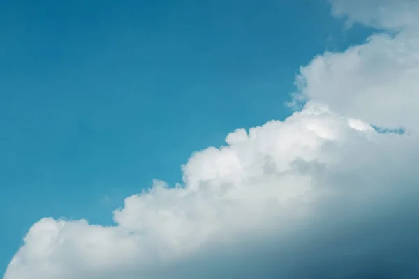 Wolken am blauen Himmel am sonnigen Tag, Naturkulisse mit einem guten — Stockfoto