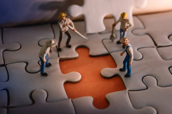 Teamwork Solving Problem Concept Group Miniatures Workers Found Something Wrong — Stock Photo, Image