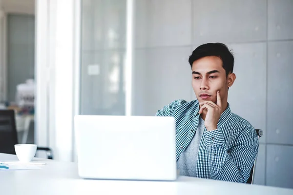 Sério Jovem Empresário Trabalhando Computador Portátil Escritório Mão Shin Sentado — Fotografia de Stock