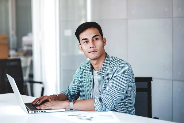 Lycklig Ung Affärsman Som Arbetar Dator Laptop Office Leende Och — Stockfoto