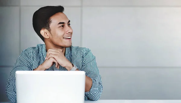 Feliz Joven Empresario Trabajando Computadora Portátil Oficina Sonriendo Mirando Hacia — Foto de Stock