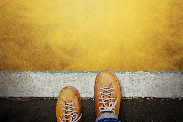 Start en Uitdaging Concept. een man op casual lederen schoenen stappen — Stockfoto