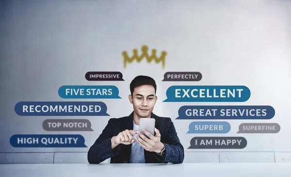 Concepto de Experiencias del Cliente. un joven feliz hombre leyendo positivo — Foto de Stock