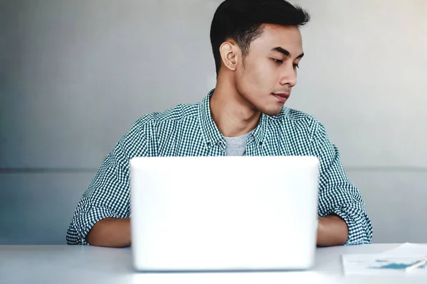 Joven Empresario Trabajando en Computadora Portátil en la Oficina . — Foto de Stock