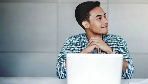 Feliz joven empresario trabajando en la computadora portátil en la oficina. Sm. — Foto de Stock