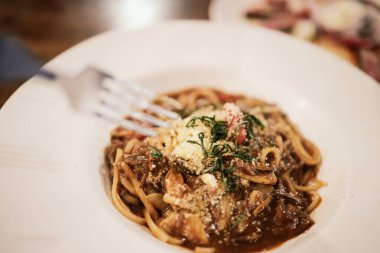 Gecedeki Restoranda Spagetti Biftek Sosu Yeme. Seçici Foc