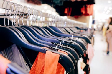 Moda Konsepti. Giysiler C dükkanındaki mağazada rafta.