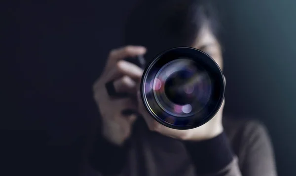 Photographer Taking Self-Portrait. Woman using Camera to Taking — Stock Photo, Image