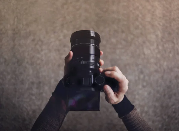 Ung fotograf kvinna använder kameran för att ta foto. Mörk ton — Stockfoto