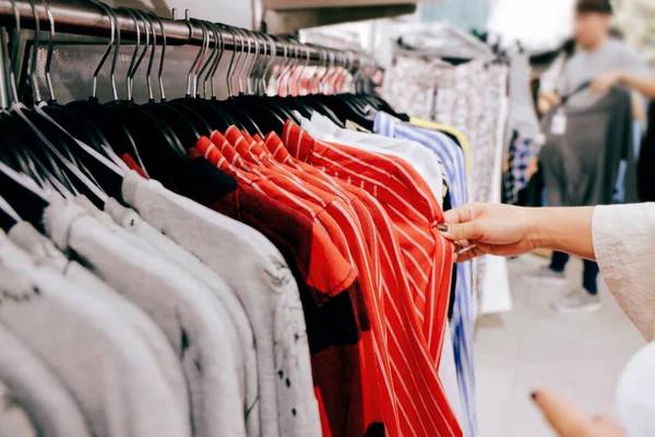 Concepto de moda. Mujer Elegir ropa en el bastidor en Boutique Stor — Foto de Stock