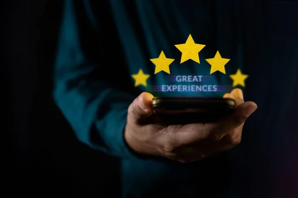 Müşteri Deneyimleri Kavramı. Beş Yıldız Rat veren modern bir adam