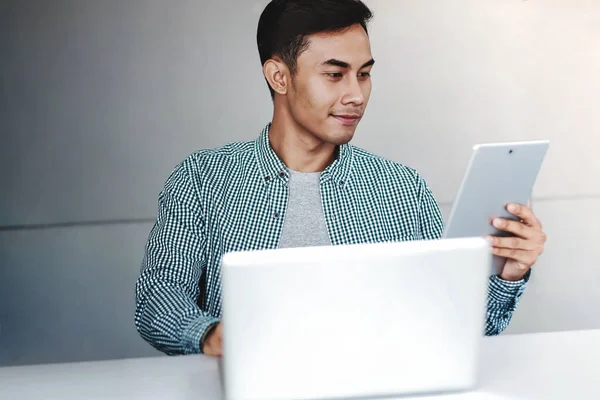 Lycklig ung affärsman som arbetar på dator laptop och digital T — Stockfoto