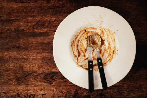 Fork and Spoon on White Empty Plate after Finished Eating. Top V — Stock Photo, Image