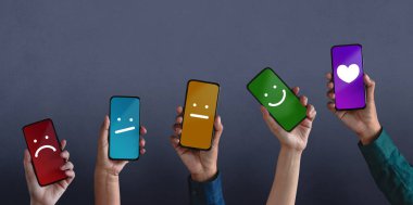 Müşteri Deneyimleri Konsepti. Negatiften Pozitif Eleştiri 'ye kadar cep telefonuyla geri bildirim yapan bir grup çeşitlilik insanı. Fakirden mükemmele. Müşterinin Memnuniyet Anketleri Cep Telefonunda