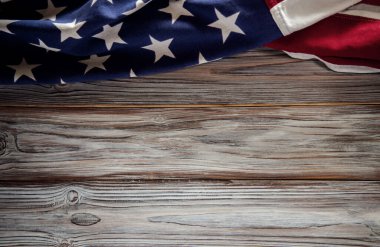 Tahta Arkaplanda Amerikan Bayrağı Yatıyor. Amerikan Sembolik. 4 Temmuz ya da Birleşik Devletler Anma Günü. Metin için Boşluğu Kopyala