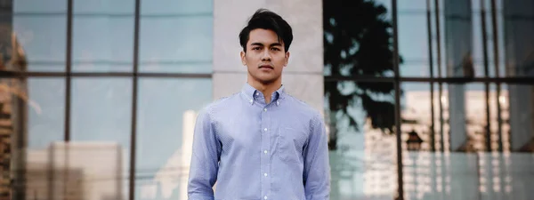 Jovem Empresário Asiático Confiante Cidade Urbana Olhando Para Câmera — Fotografia de Stock