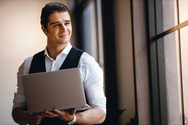 Retrato Joven Consejero Delegado Líder Que Trabaja Computadora Portátil Lugar — Foto de Stock